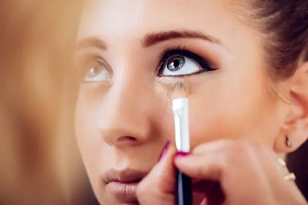 girl applying makeup on oily skin