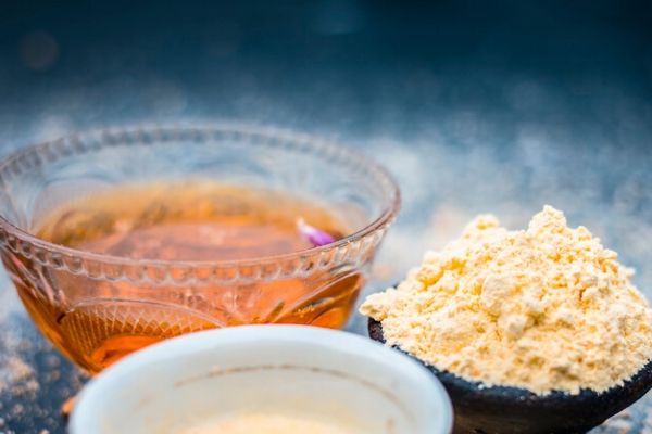 honey and gram flour for oily skin