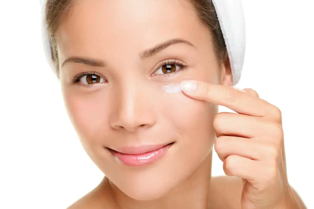 girl moisturizing face for glowing skin naturally