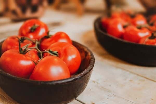 tomatoes can be included in oily skin diet plan